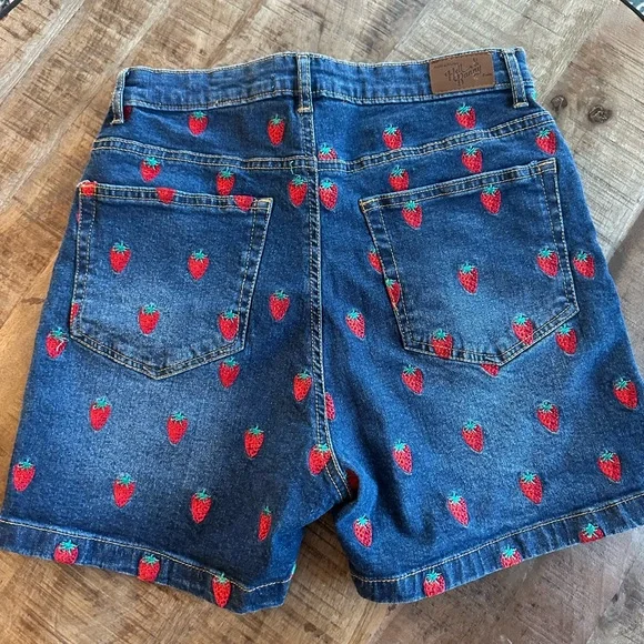 Hell Bunny Denim Shorts with Embroidered Strawberries 🍓 - Picture 4 of 11